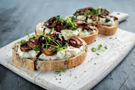 tartine funghi sott'olio immagine